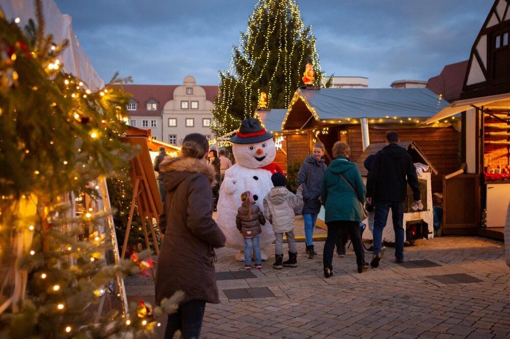 Blick über den Zeitzer Weihnachtsmarkt des Jahres 2019. Auch 2020 soll es einen Weihnachtsmarkt geben. Da gelten allerdings Regeln, um den Anforderungen der Coronapandemie gerecht zu werden.