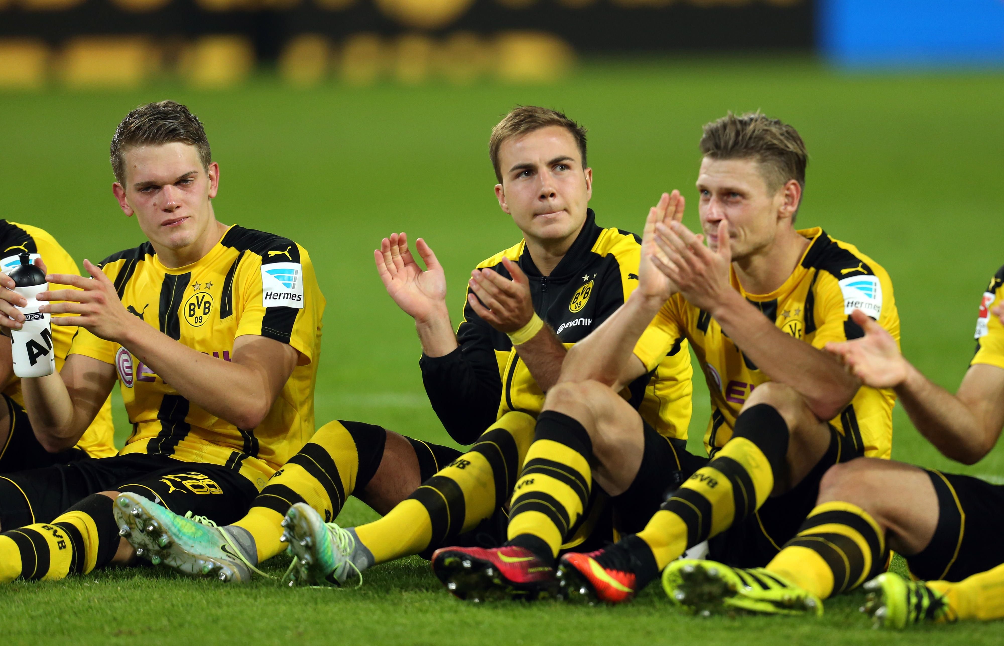 Matthias Ginter, Mario Götze und Lukasz Piszczek bedanken sich bei den eigenen Anhängern für ihren Support.