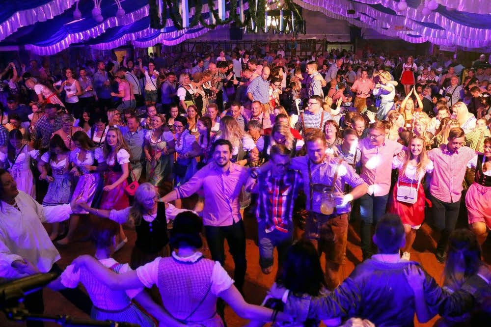 Beim Oktoberfest in Aken wird erneut die Partyband „Sepp und die Steigerwälder Knutschbär’n“ auf Tischen und Bänken für Stimmung sorgen.