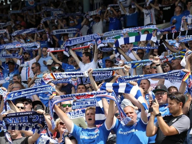 Hansa Rostock darf im DFB-Pokal gegen den VfB Stuttgart vor bis zu 7500 Fans spielen. Foto: Bernd Wüstneck/dpa-Zentralbild/dpa