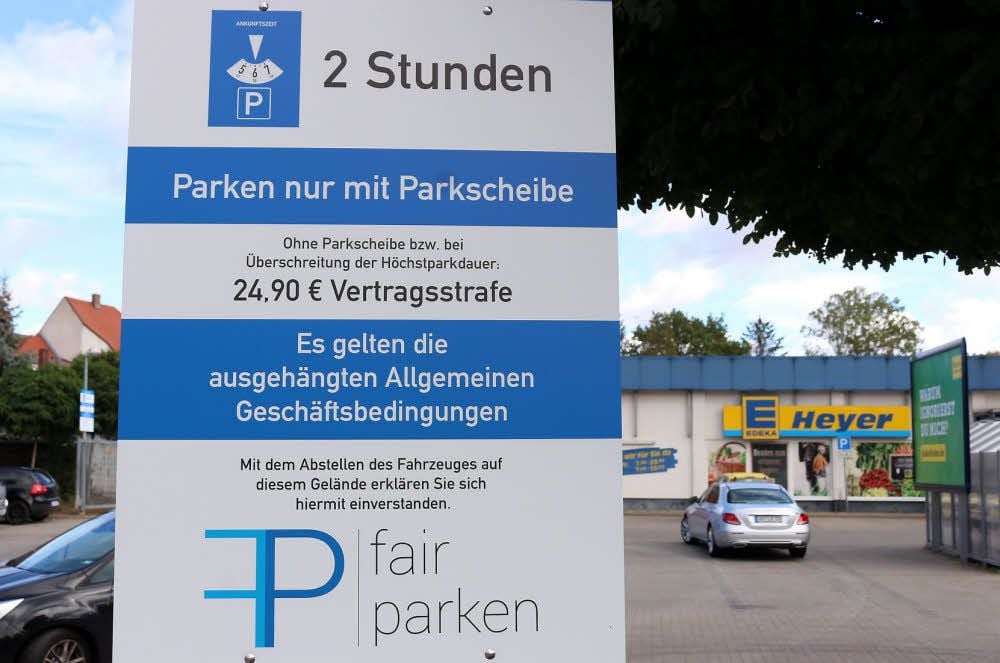 Die Ansage auf dem Schild des Edeka-Marktes am Wasserturm ist eindeutig.