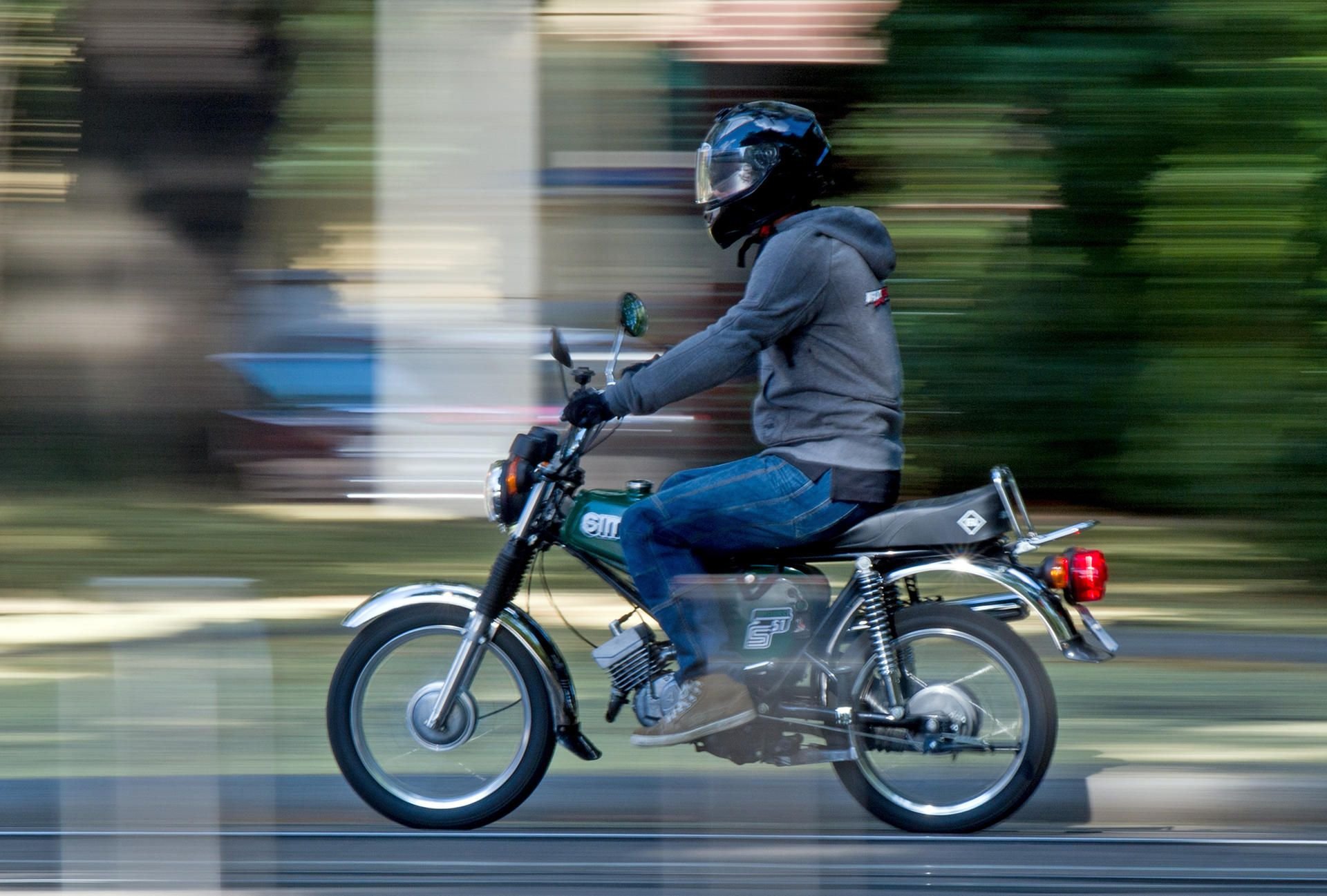 Marco Rauchhaupt, Fahrlehrer aus Halle, fährt auf einer Simson S51 durch die Händelstadt.
