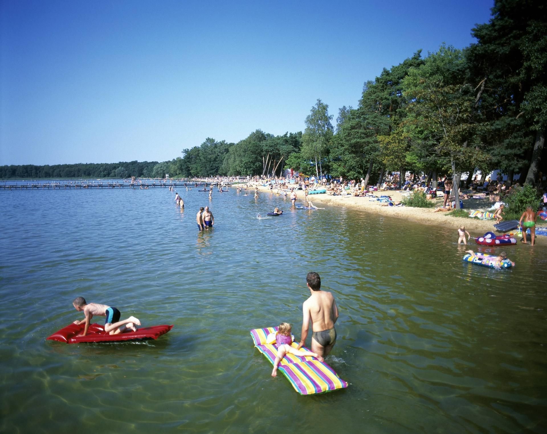 Badegäste am Strandbad in Arendsee. Am Mittwoch entdeckte ein Mann hier Munition aus dem 2. Weltkrieg im Wasser.