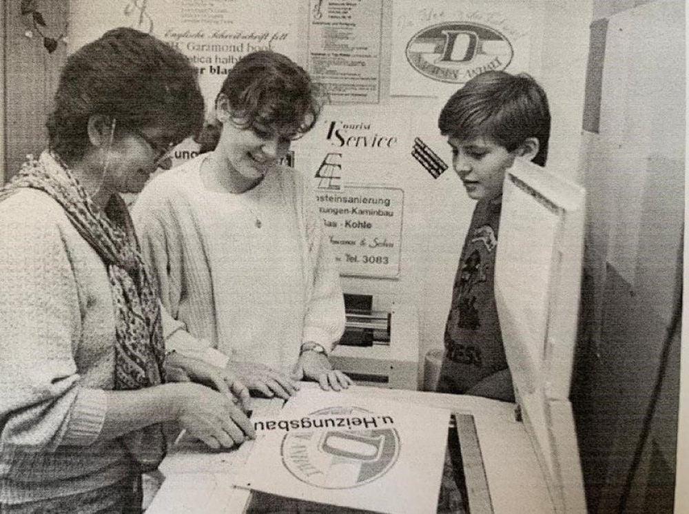 1990: Annerose Simon (l.), Tochter Elke und Sohn Uwe stehen an dem ersten Kopierer.