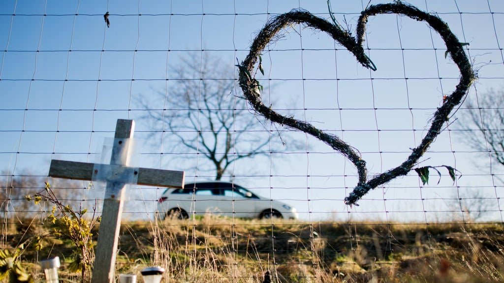 Ein Herz und ein Kreuz zum Gedenken an einen Verkehrstoten. In Sachsen-Anhalt hat es im ersten Halbjahr 2021 mehr tödliche Verkehrsunfälle gegeben, als im verganenen Jahr. Foto, Symbolbild: