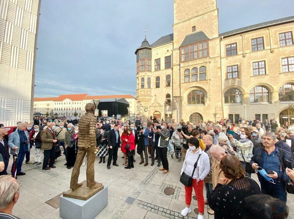 Ab jetzt steht Gorbatschow auf dem Platz der Deutschen Einheit direkt neben der Friedensglocke. Am Samstag wird er von den Dessauern bestaunt.
