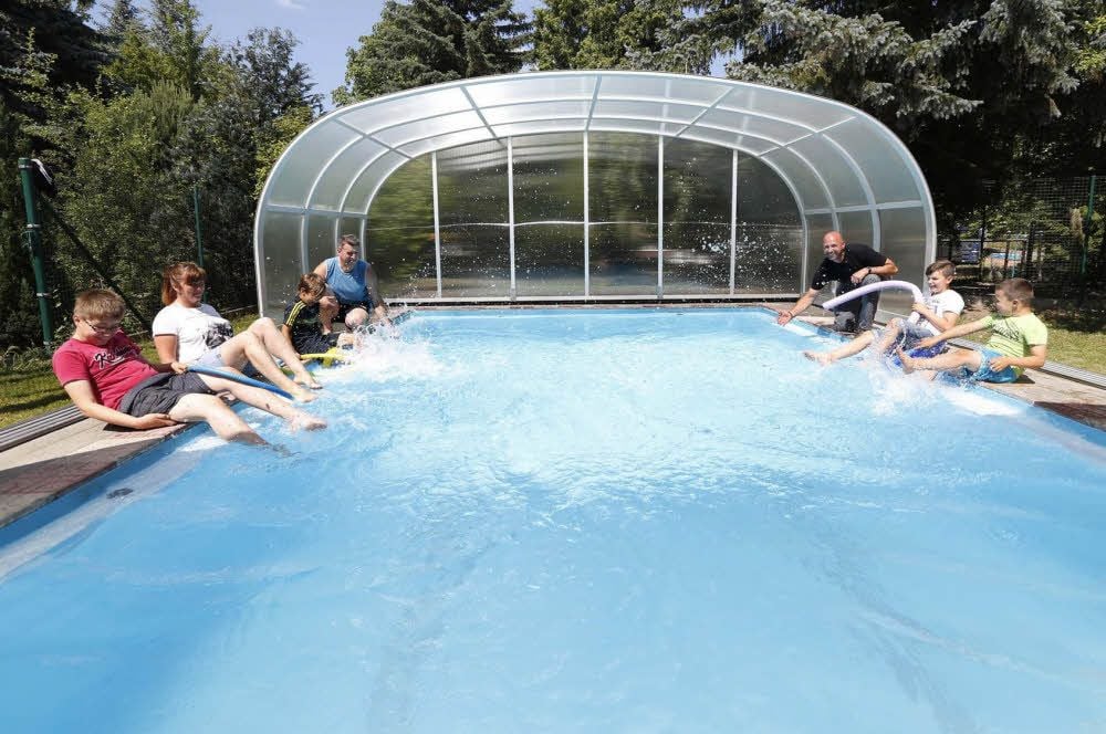 Besser spät als nie: Auch im Jahr 2015 gab es Ärger mit dem Schwimmbecken der Grundschule. Erst im Juli konnten die Kinder hineinspringen.