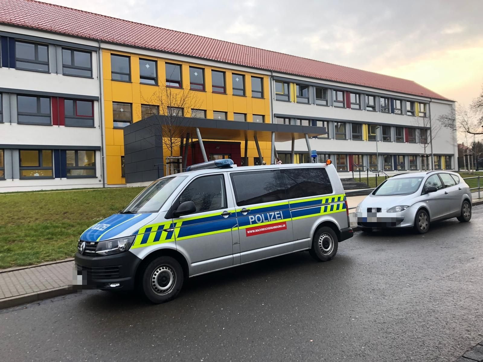In sozialem Netzwerk kursiert Nachricht über angebliche Amokdrohung an Hettstedter Schule. Polizei ist vor Ort und gibt Entwarnung.