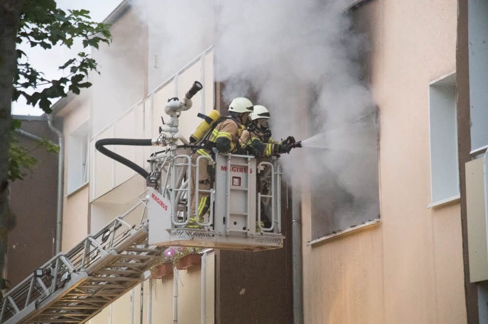 Einsatzkräfte der Feuerwehr löschen den Brand in einer Wohnung im Flemminger Weg.