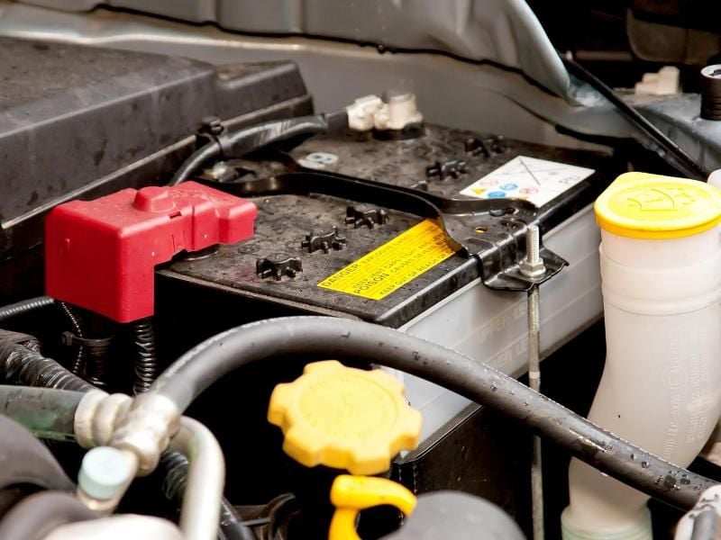 Kraftpaket im Motorraum: Autofahrer sollten das Gehäuse und die Pole der Batterie immer sauber halten. Foto: Kai Remmers/dpa-tmn