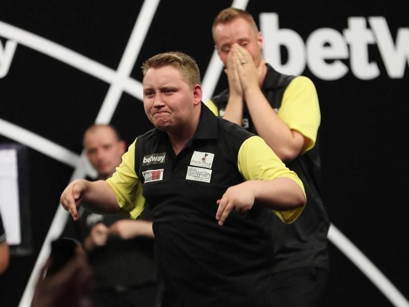 Martin Schindler (vorne) und Max Hopp stehen bei der Darts-Team-WM im Achtelfinale. Foto: Lawrence Lustig/PDC Europe