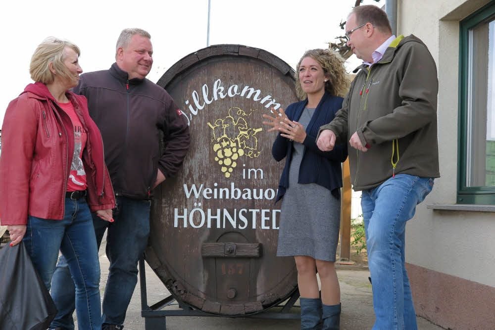 Andrea Schrader von der Fleischerei (l.) und Andreas Ehm von der Obstproduktion im Gespräch mit Salzatals Bürgermeisterin Ina Zimmermann und Ortsbürgermeister Michael Scheffler