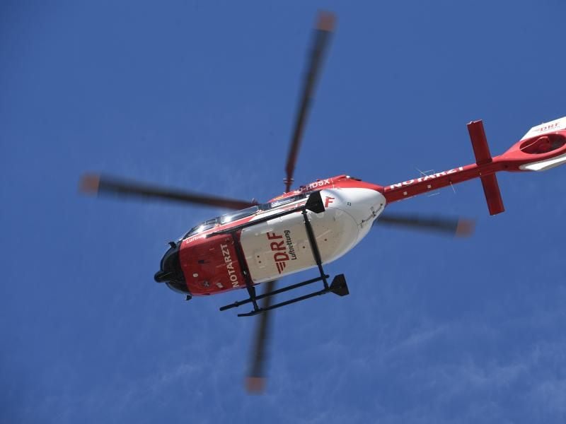 Ein Rettungshubschrauber fliegt am Himmel. Foto: Stefan Sauer/dpa-Zentralbild/ZB/Symbolbild