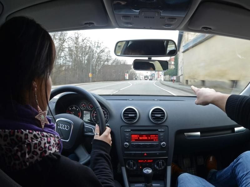 Frühestens sechs Monate vor dem 17. Geburtstag dürfen Jugendliche sich bei einer Fahrschule anmelden. Nach der Prüfung ist das „Begleitete Fahren ab 17 Jahre” möglich. Foto: Armin Weigel/dpa