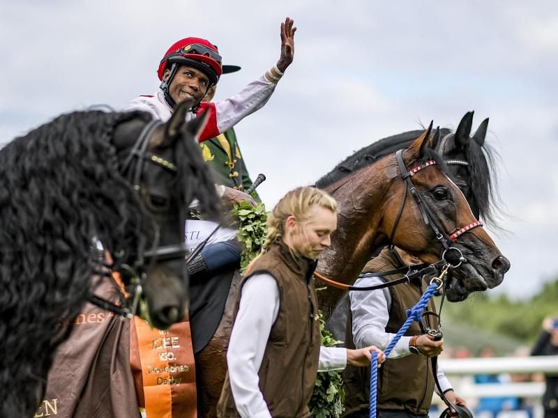 Eduardo Pedroza reitet nach seinem Sieg auf „Laccario” eine Ehrenrunde. Foto: Axel Heimken