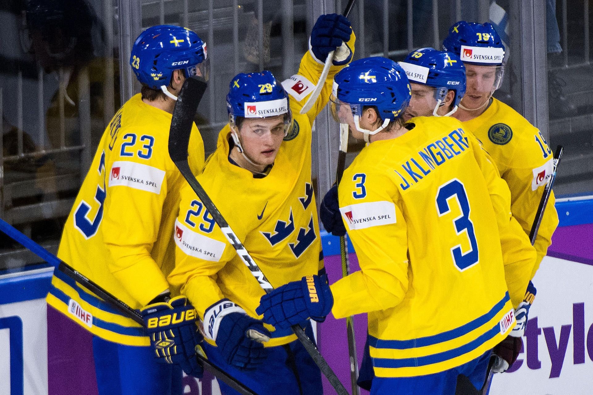 Schwedens Oliver Ekman-Larsson, Torschütze William Nylander, John Klingberg, Oscar Lindberg und Nicklas Backstrom jubeln nach dem Treffer zum 3:1.