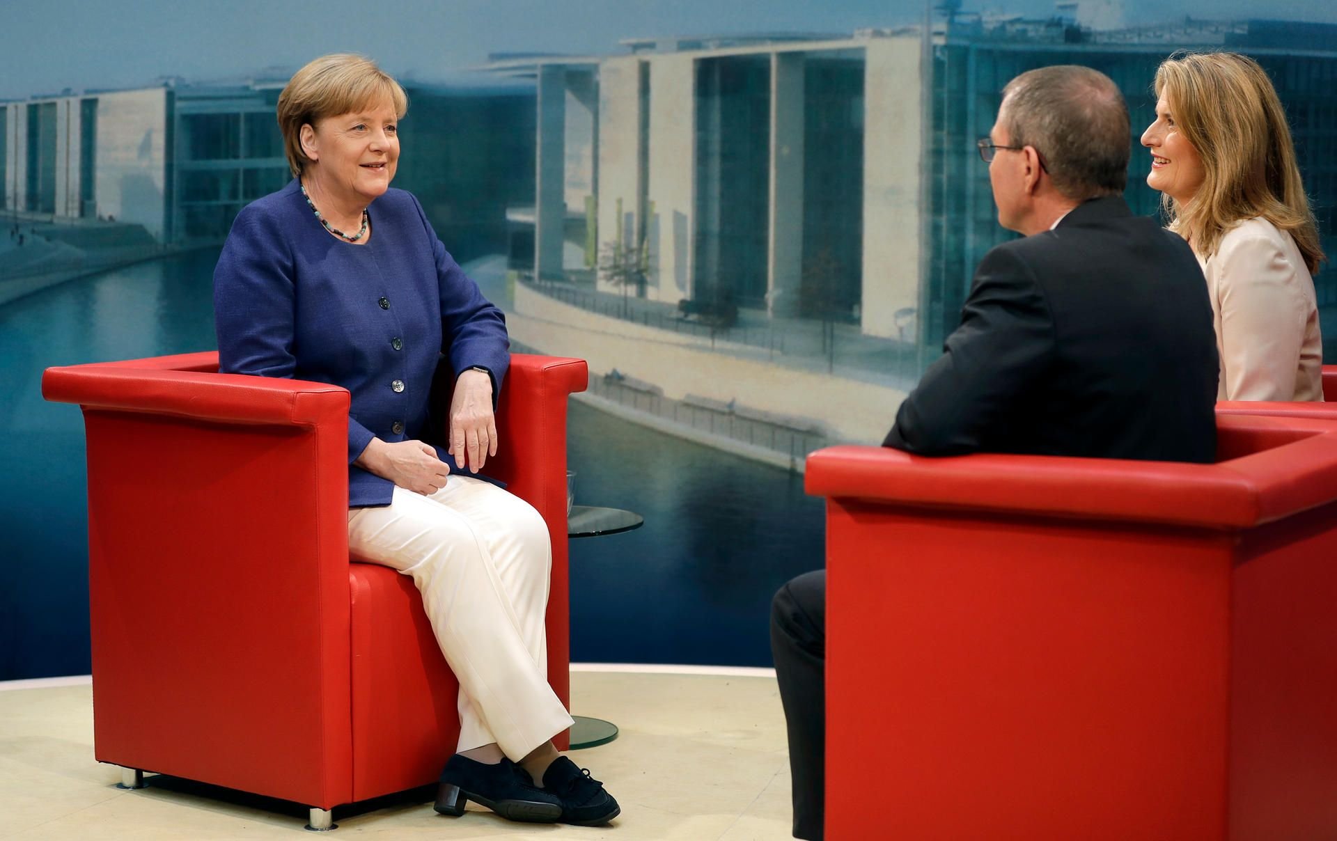 Bundeskanzlerin Angela Merkel im ARD-Sommerinterview mit Thomas Baumann und Tina Hassel.