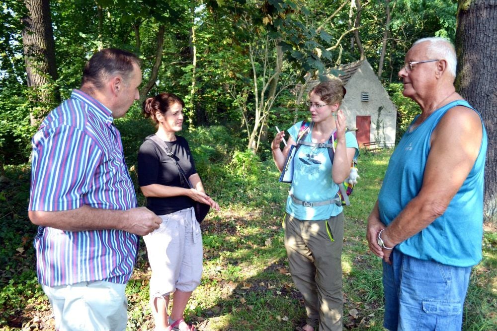 Joachim Schade, Susann Wichert, Julia Weier und Reiner Heinrich (v.l.) diskutieren mögliche Lösungen, den Aufzuchtteich an der B 187 in Mühlanger zu retten. Der Teich ist ausgetrocknet, im Zahnabach und im Greye-Bach fehlt ebenso Wasser. In beiden Bächen sind Biberdämme zu finden.