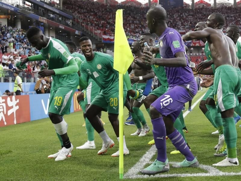 Die Spieler aus dem Senegal feiern den Sieg gegen Polen mit einem Tänzchen. Foto: Andrew Medichini/AP