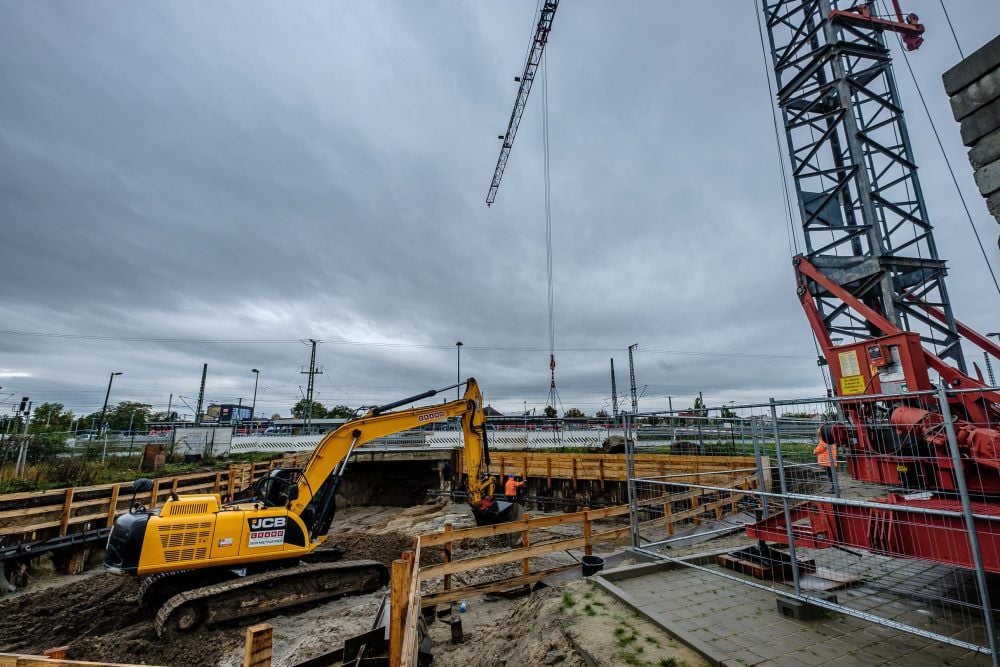 Unter dem Baggerarm (im Hintergrund) geht’s weiter - ab Herbst 2020 soll ein Tunnel die Elstervorstadt mit dem Hauptbahnhof verbinden.