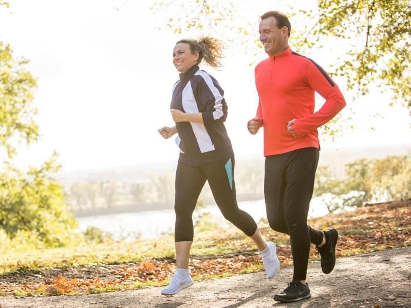 Wer regelmäßig joggen geht, braucht richtige Laufschuhe. Foto: Christin Klose/dpa-tmn
