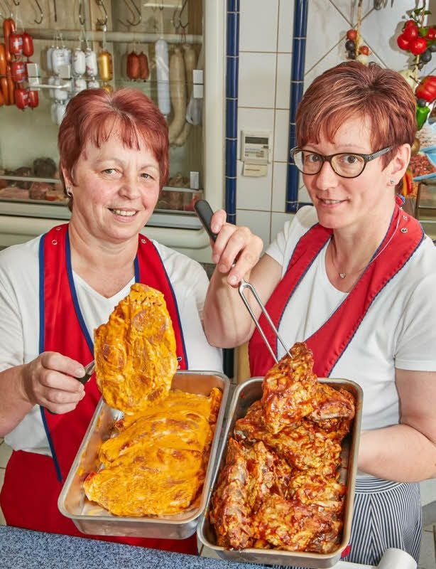 Die Fleischereifachverkäuferinnen Margit Franke und Michaela Richter (v.l.) empfehlen Kammsteaks in Kräutermarinade und Spare Ribs.