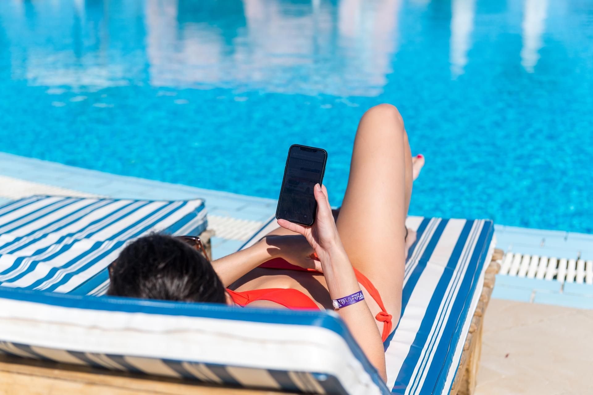 Entspannung am Pool? Ja bitte! Auch 2020 können Sie mit wenigen Urlaubstagen lange die Sonne genießen.