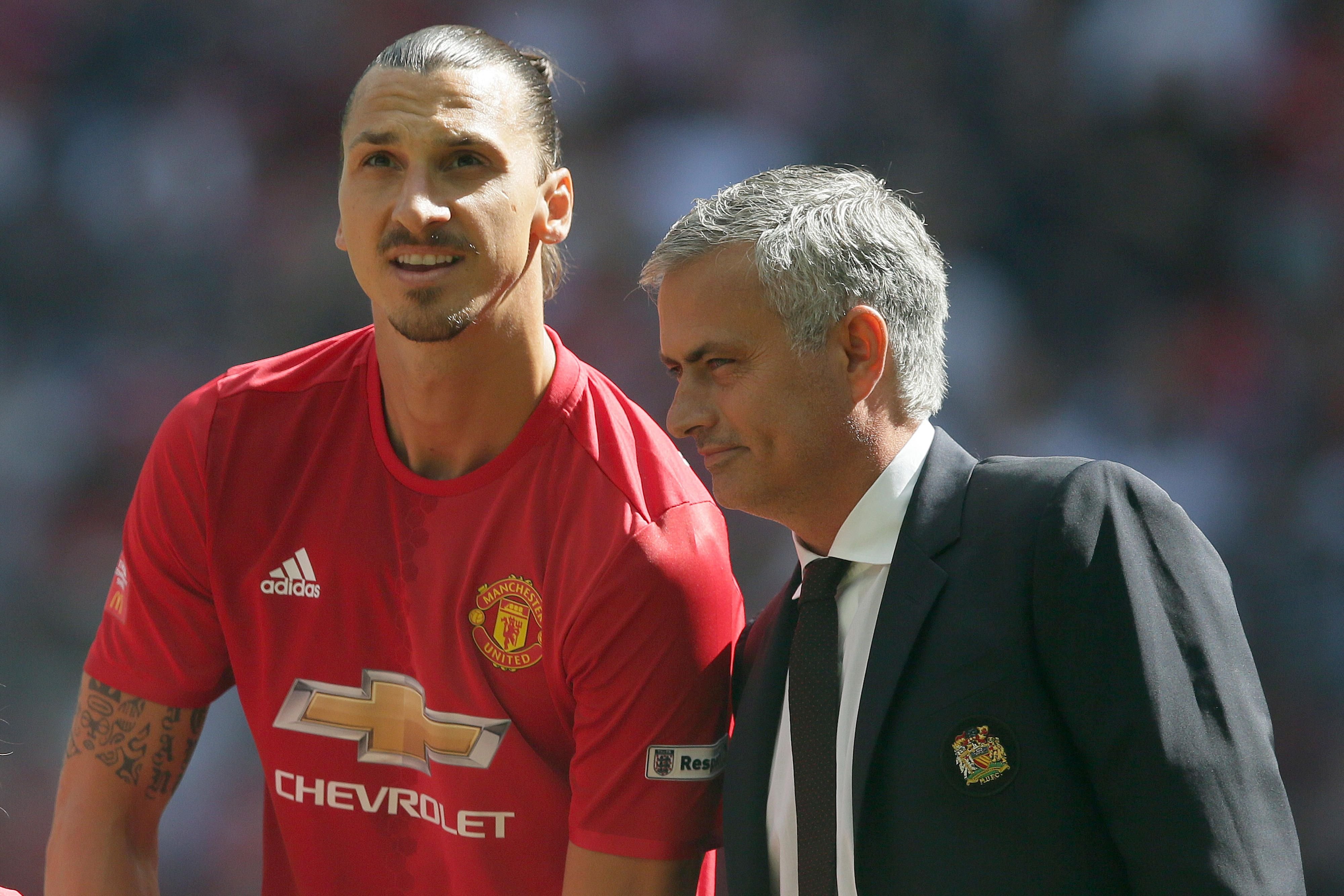 Jose Mourinho und Zlatan Ibrahimovic (l.) dürfen sich über ihren ersten Titel freuen.