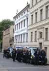 Polizisten stehen vor dem Haus der Identitären Bewegung in Halle.