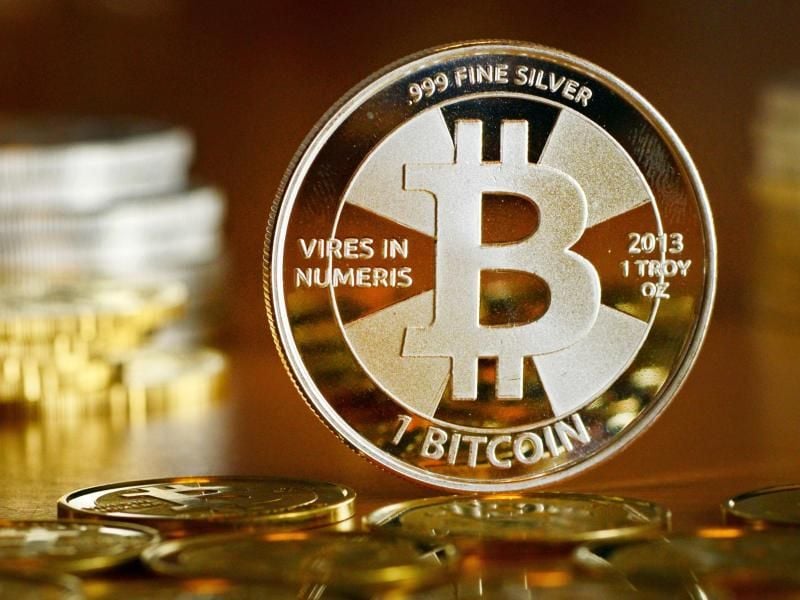Das Bitcoin-Logo auf einer Münze. Foto: Jens Kalaene/zb/dpa