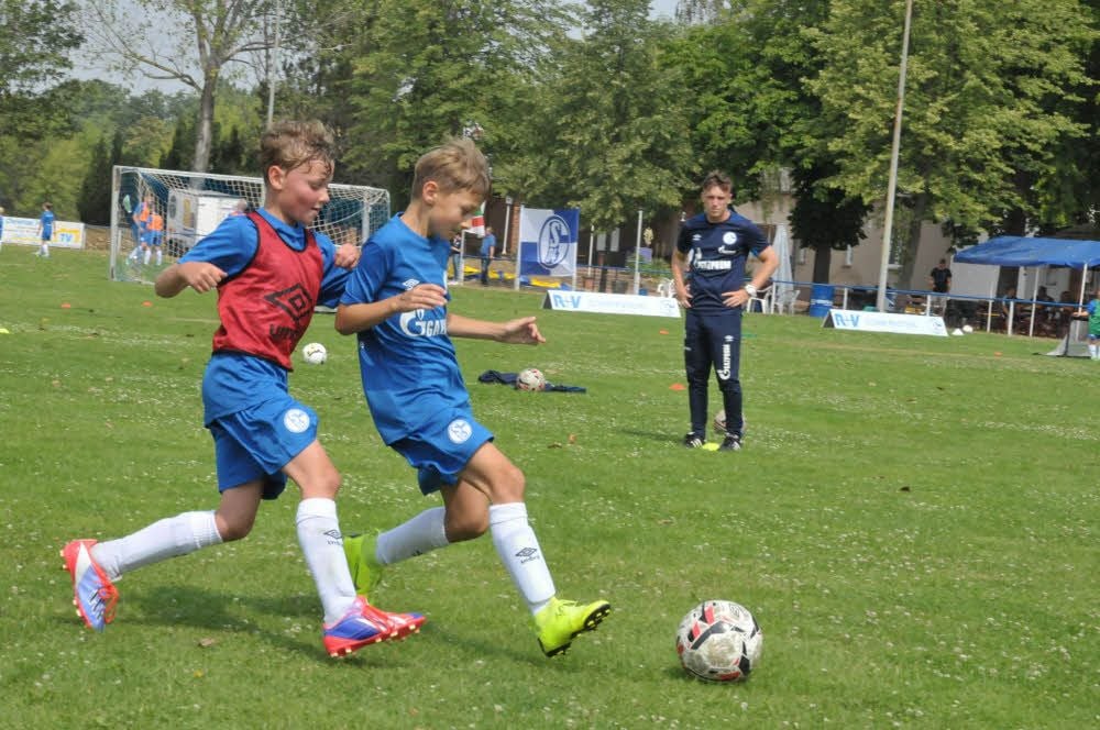 Unter Anleitung von sieben Schalke-Trainern übten 71 Kinder und Jugendliche drei Tage in Baalberge.