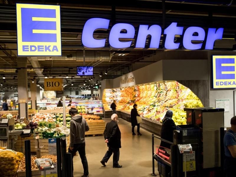 Kunden gehen durch die Edeka-Filiale in der Rindermarkthalle Hamburg. Foto: Christian Charisius