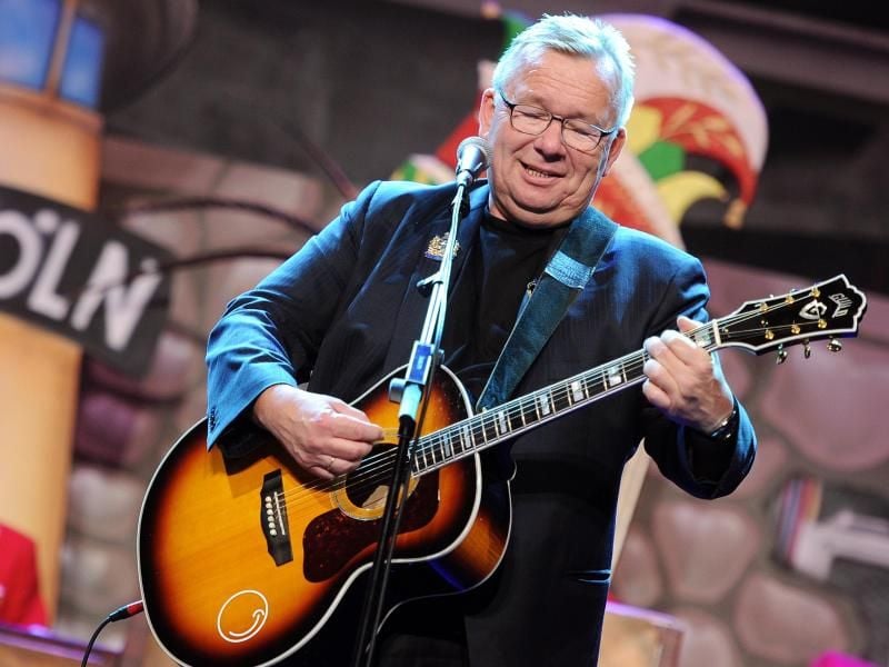 Der Kabarettist Bernd Stelter steht mit seiner Gitarre auf der Bühne.