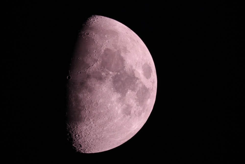 Der Mond von seiner schönsten Seite: Durch das Teleskop ist Astro-Experte Bernd Schmidt diese Aufnahme gelungen.