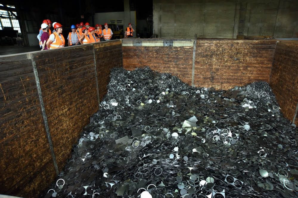 Blick in die Schrottwanne: Die Gussteile, die den Zeitzer Betrieb verlassen, werden zu 100 Prozent aus Recyclingmaterial hergestellt.