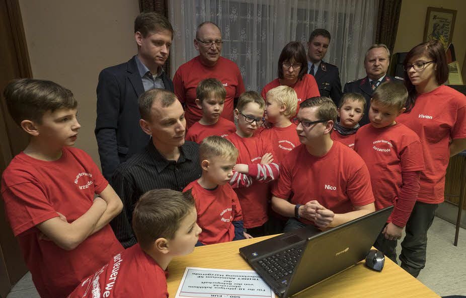 Eine Spende von 500 Euro zum 10-jährigen Jubiläum der Kinderfeuerwehr Harzgerode überreichte Enrico Pätz (links). Was die Florianjünger in den letzen Monaten alles erlebten zeigten sie und ihr Betreuer Nico Korsowski anhand von Fotos auf dem Rechner.