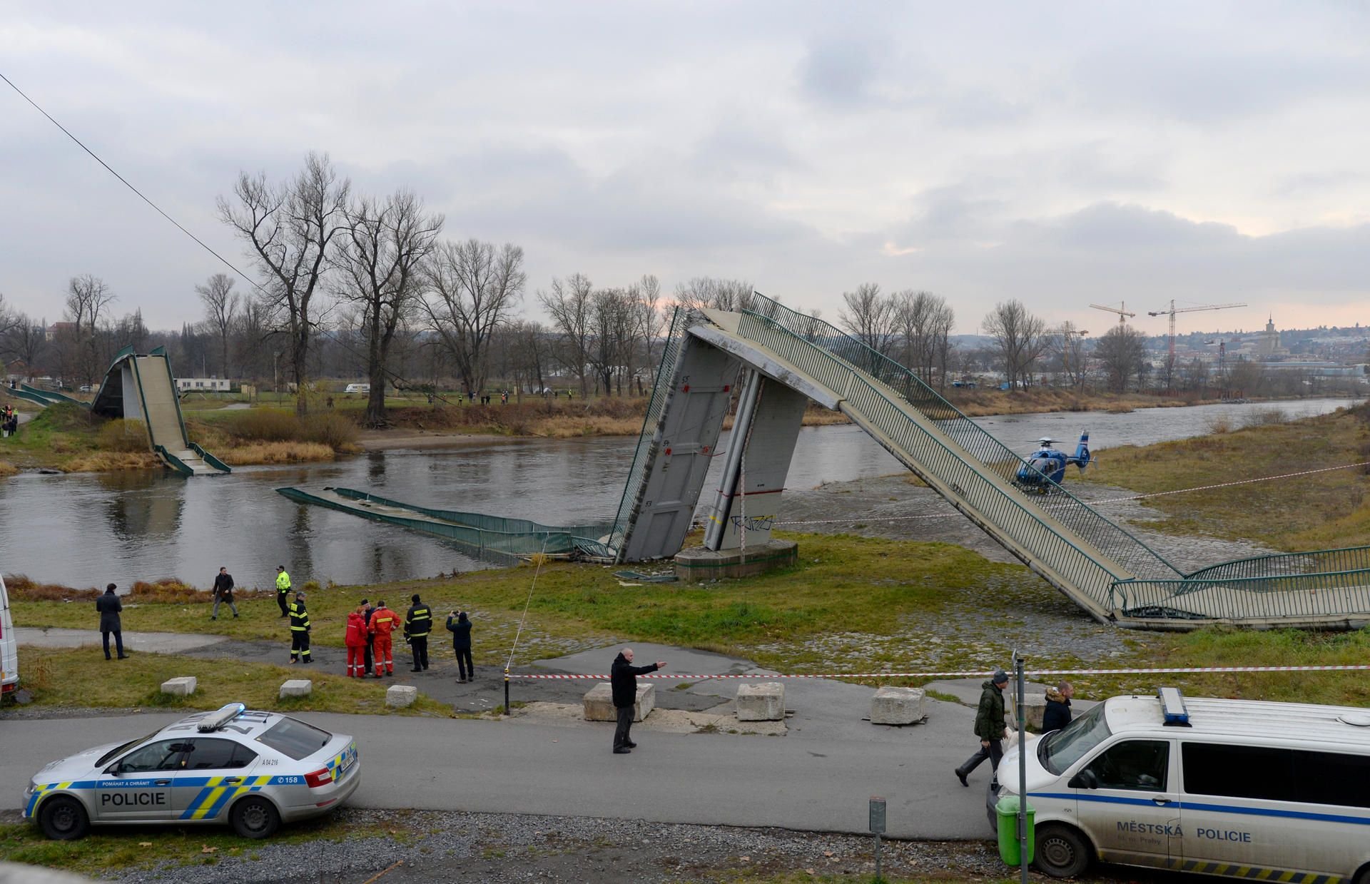 Die Brücke mit einer Hängekonstruktion von 1984 verband den Stadtteil Troja mit der sogenannte Kaiserinsel in der Moldau.