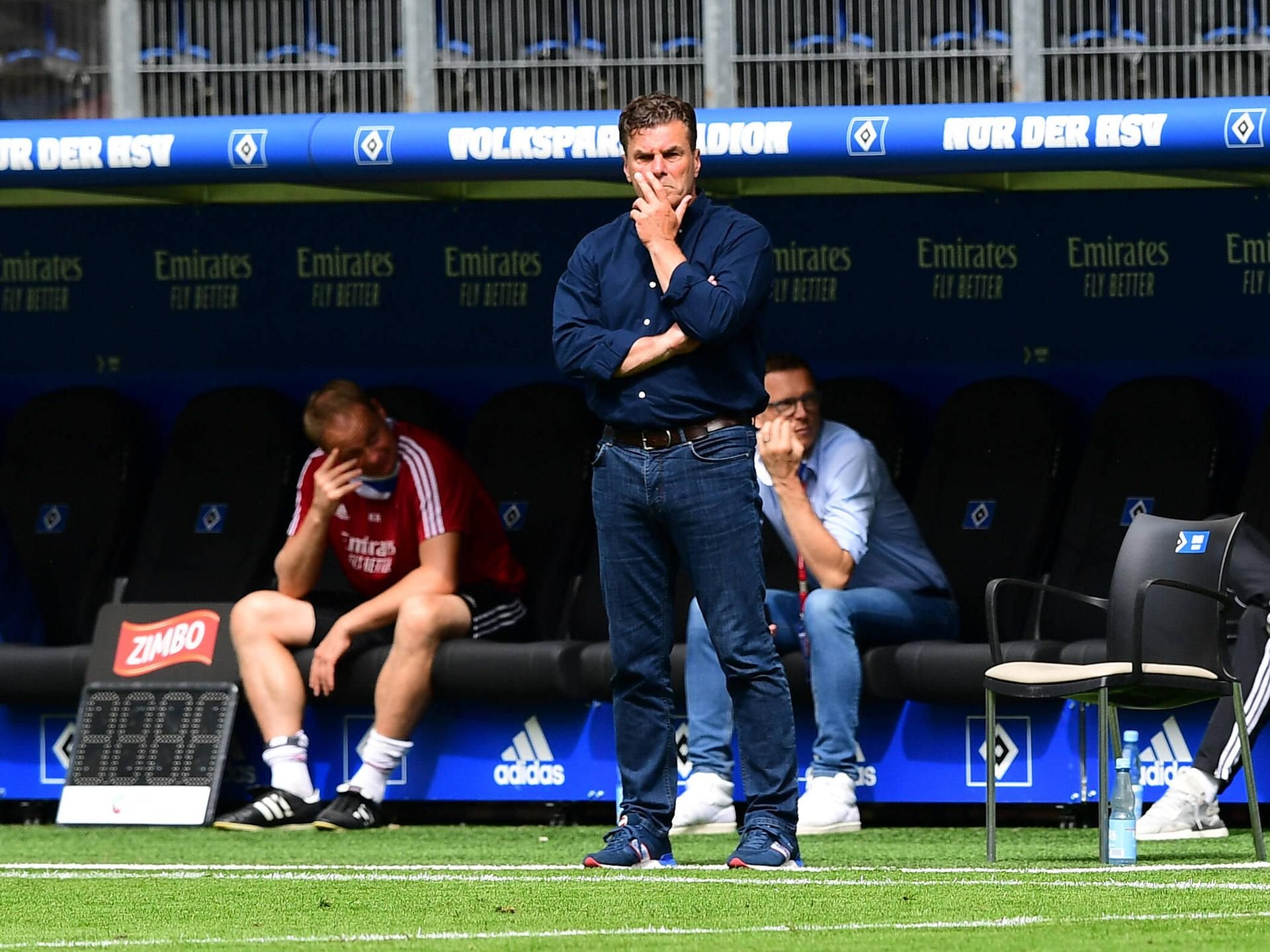 Trainer Dieter Hecking verlässt den HSV nach einem erfolglosen Jahr schon wieder.
