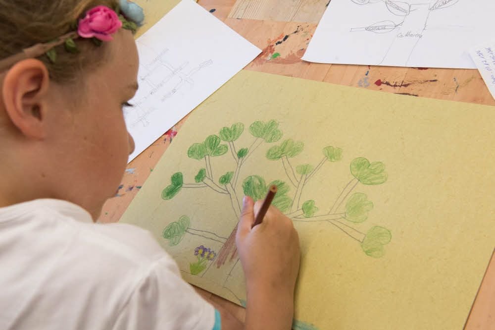 Hochkonzentriert arbeitet Catharina Gotsch innerhalb des Projektes an der Gestaltung ihres Familienstammbaumes.