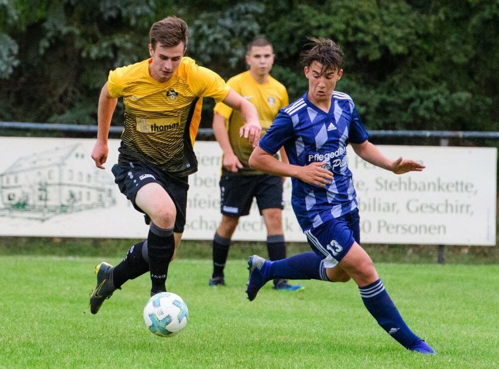 Julian Göthe (l.), hier im Testspiel gegen Großkorbetha, ist aus dem Fußballkreis Jena-Saale-Orla zum hiesigen Kreisoberligisten SV Mertendorf gewechselt.
