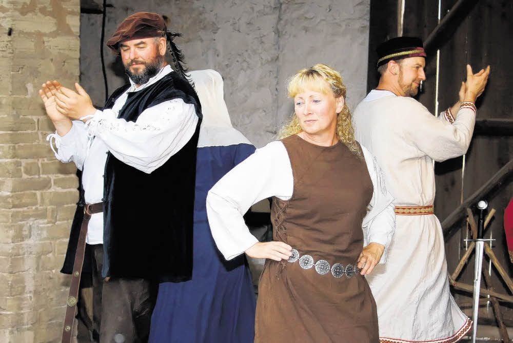 Uwe Hille, Martina Franke und René Hüttel (v.l.) haben sich musikalisch aufs Mittelalter eingestellt. Hier beim höfischen Tanz.