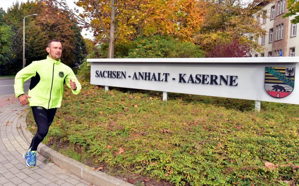René Brückner an der Einfahrt zur Sachsen-Anhalt-Kaserne in Weißenfels.
