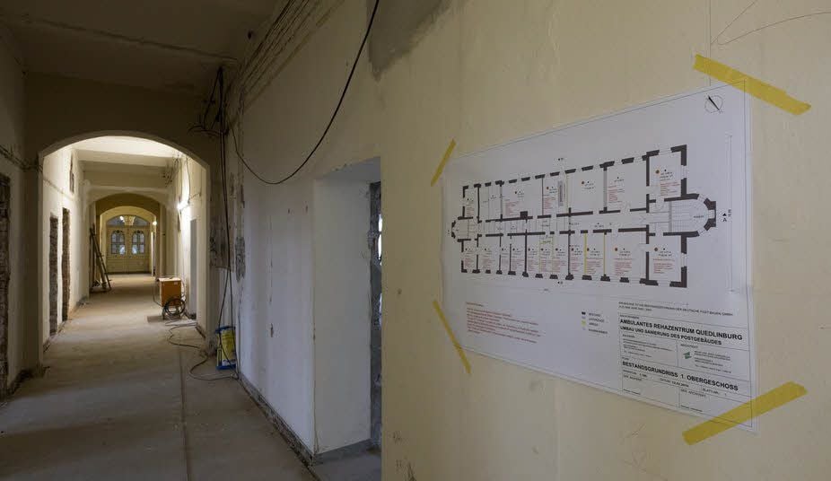 Auch im Inneren des Postgebäudes wird schon gearbeitet.