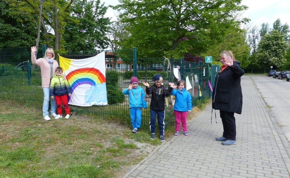 Kita-Chefin Cornelia Karnath (l.) hat mit den Kindern gebastelt und die kleinen Kunstwerke an dem Zaun der Einrichtung angebracht.