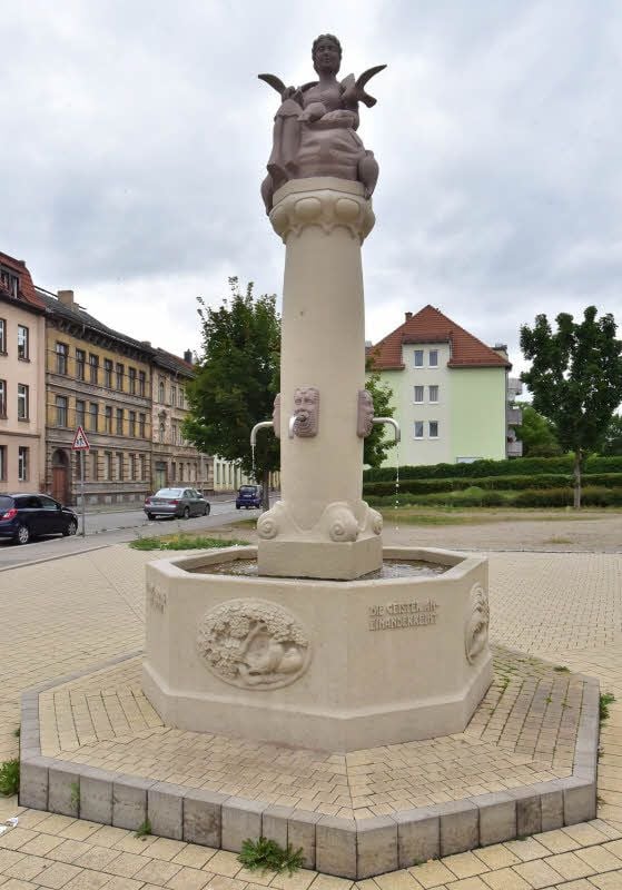 Er ist vielleicht der schönste Brunnen in Weißenfels - der Märchenbrunnen, der 1910 an der Merseburger Straße entstanden und bis heute ein Schmuckstück der Stadt ist.