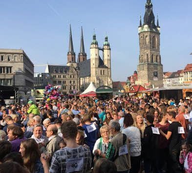 Ein Tanz-Weltrekord wurde am Sonnabend im Rahmen des Salzfestes in Halle aufgestellt.