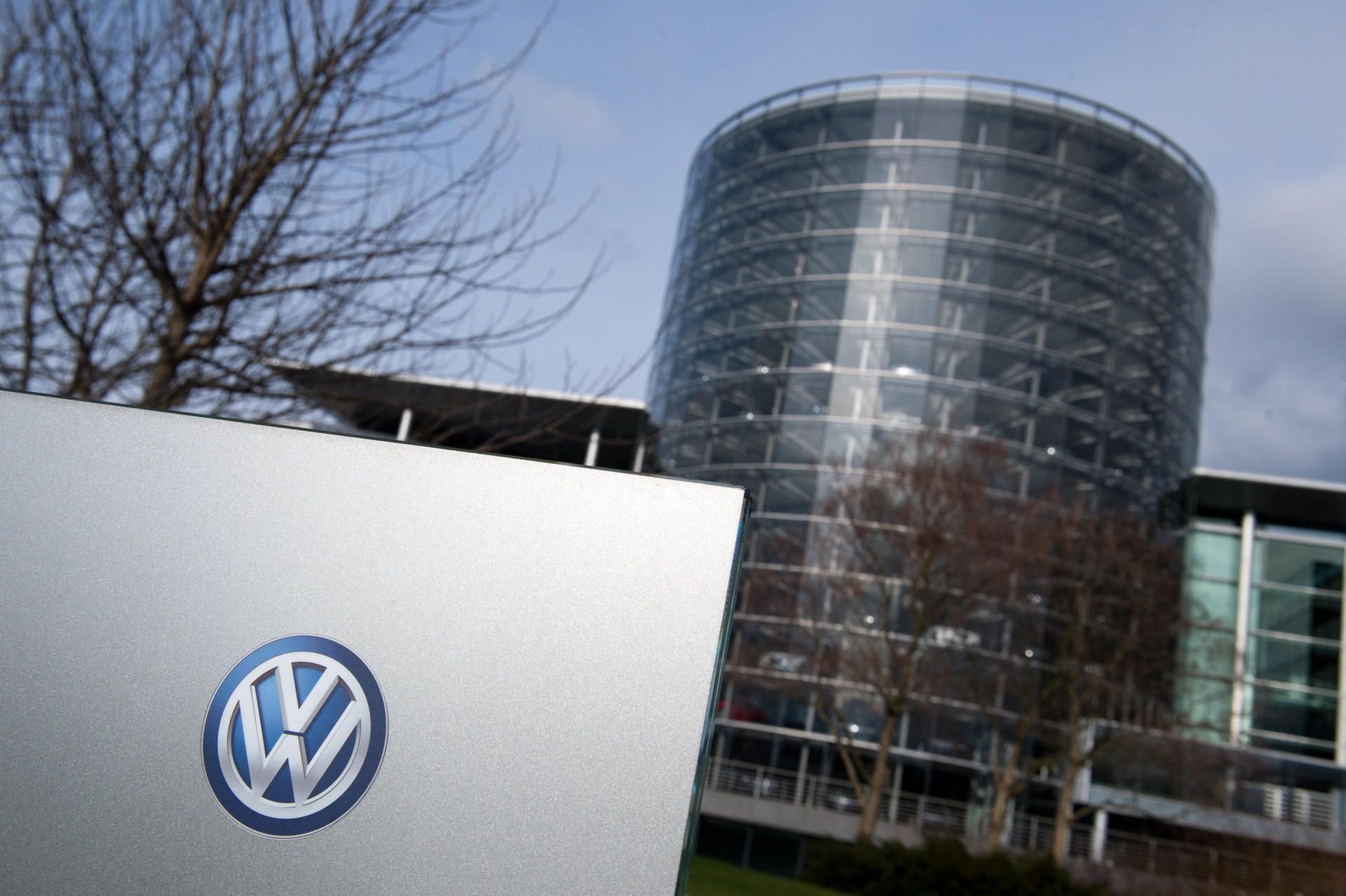 Das VW Logo an der gläsernen Manufaktur des Konzerns in Dresden: VW akzeptiert ein Bußgeld von einer Milliarde Euro.
