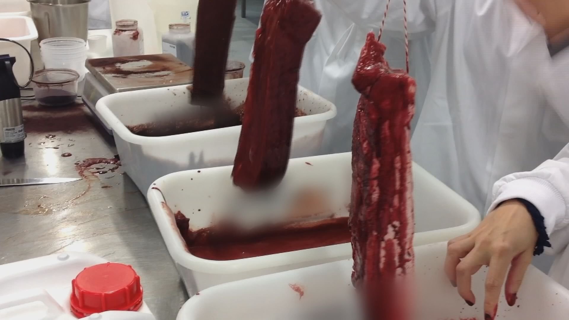 Recherchen des ZDF-Magazins „Frontal 21” haben ergeben, dass industriell hergestelltem Fleisch Wasser zugesetzt wird, um es schwerer und damit teurer zu machen.