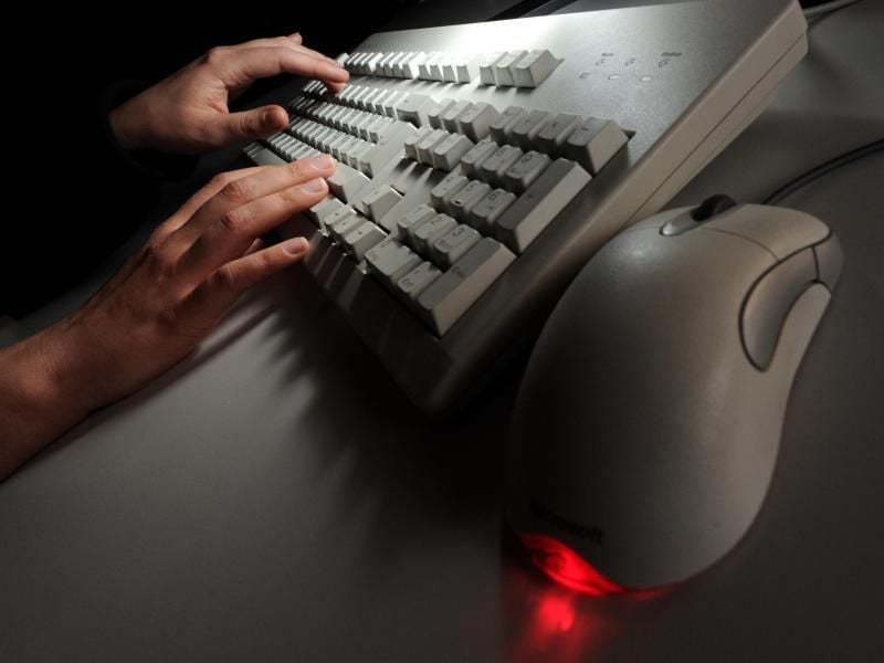 Eine E-Mail-Kündigung von Verbrauchern reicht bei Neuverträgen aus. Foto: Jochen Lübke