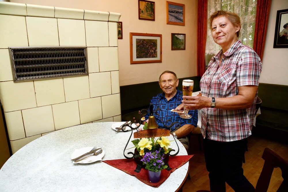 Karin Litzbarski, Wirtin der Gaststätte „Zu den Drei Linden“ in Dietendorf, steht neben Siegfried Karkein, einem Stammgast.